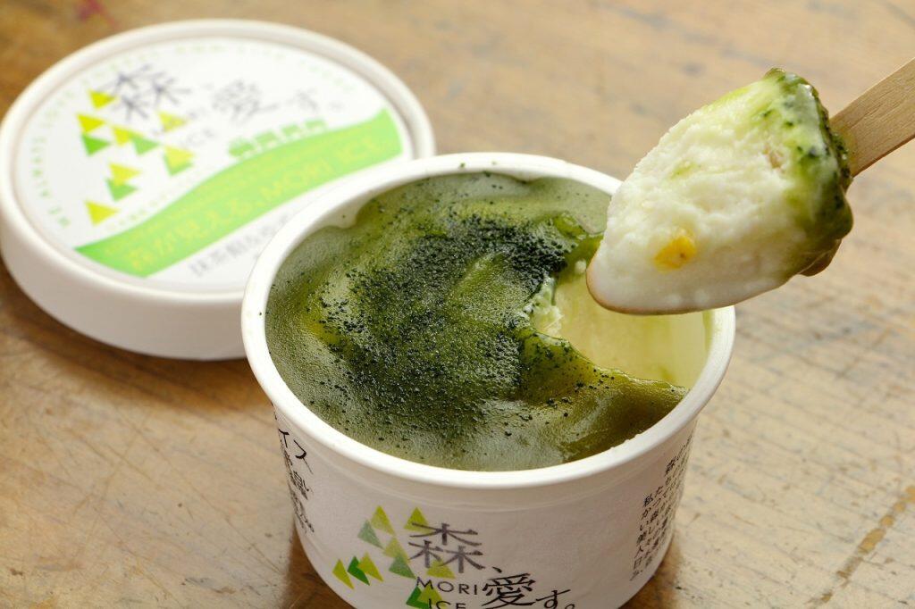 2層になったアイスは、上部の抹茶餡でかつて森林鉄道が走っていた深い森をイメージし、現在その森がユズ畑として地域を支えていることを下部のユズアイスで表現