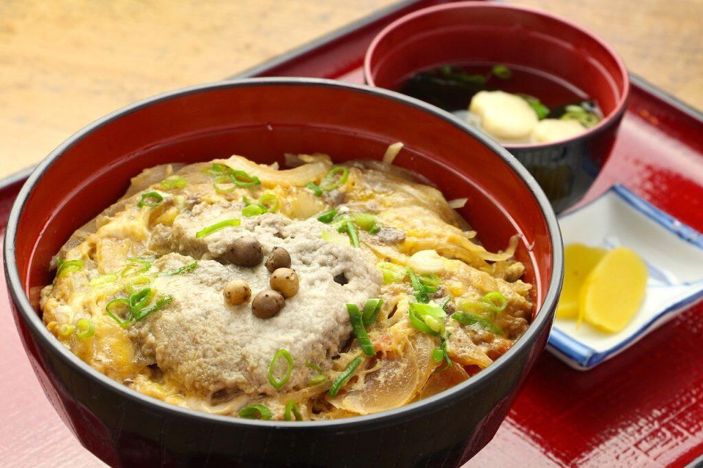 ねばり強く、風味の良いフワフワの自然薯とむかご(山芋の葉の付け根にできる球芽)、鶏と卵のダブル親子丼