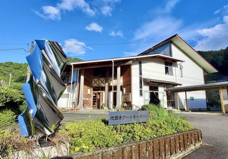 大自然の中にある廃校を活用した「地蔵寺アートギャラリー」
