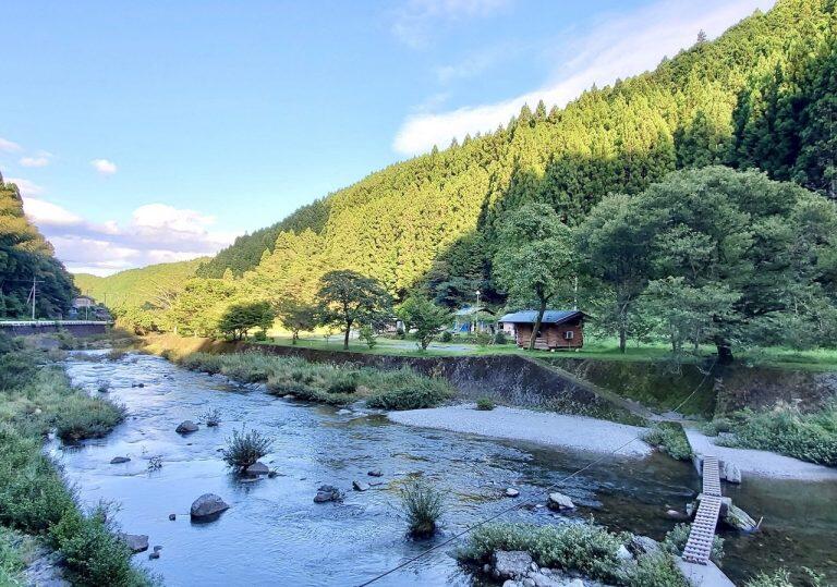 目の前に美しい川が流れる『地蔵寺川ふれあい広場キャンプ場』の運営