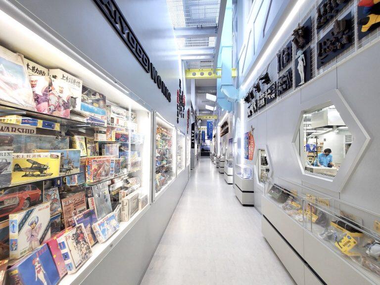 通路の左側には「海洋堂」の造形師たちが手掛けた恐竜や動物のフィギュアをはじめ、ゴジラやウルトラマン、新世紀エヴァンゲリオンなど、キャラクターフィギュアがズラリ