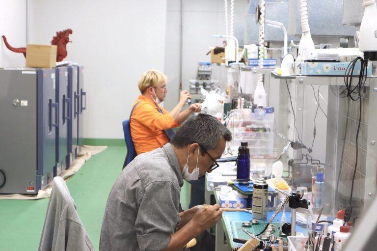 右側には、併設された工場内を見学できる窓があり、フィギュア制作の様子を見ることができます。