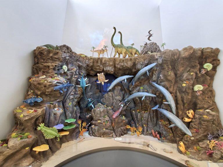 地球の太古・現代・未来をテーマに、プロジェクションマッピングとフィギュアを駆使して作り上げられた見応えのある3つのジオラマも展示