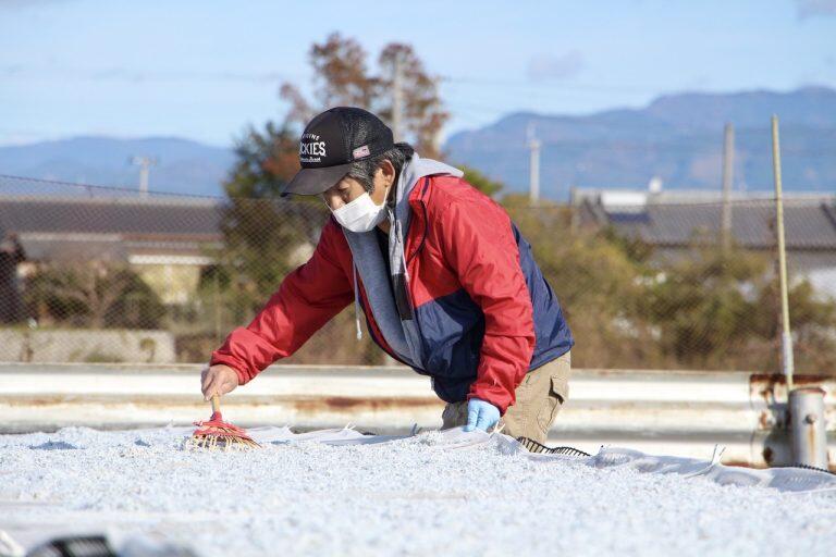 自社加工場ですぐに釜ゆでし、風通しの良い場所で天日干し