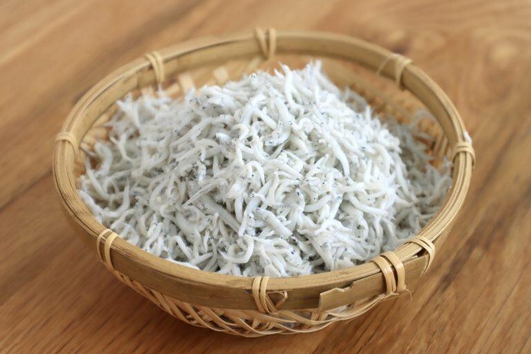 セットには、ほんのり優しい塩味の柔らかな釜あげしらすが、たっぷり4袋