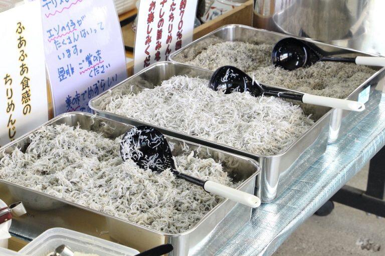 「土佐角弘海産」では、土曜日の10時半〜14時限定で、大人気の「のっけ放題釜あげしらす丼」を実施