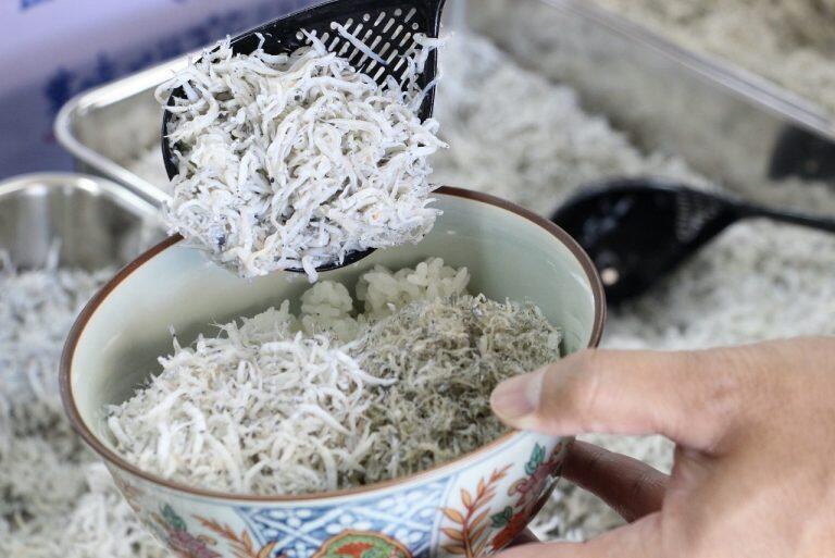 「土佐角弘海産」では、土曜日の10時半〜14時限定で、大人気の「のっけ放題釜あげしらす丼」を実施