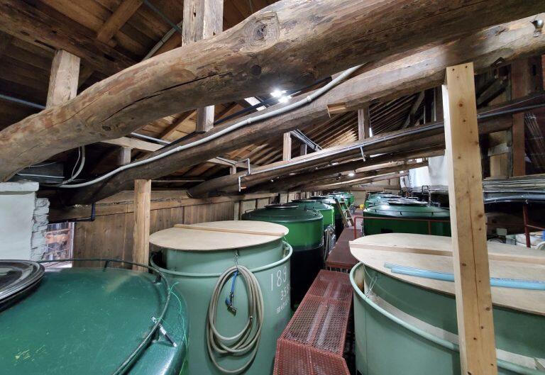 酒造好適米の最高峰といわれる兵庫県産の「山田錦」や厳選した高知県産の酒米などを使用し、清流・仁淀川水系の湧き水を使って、こだわりのお酒造りを行っています