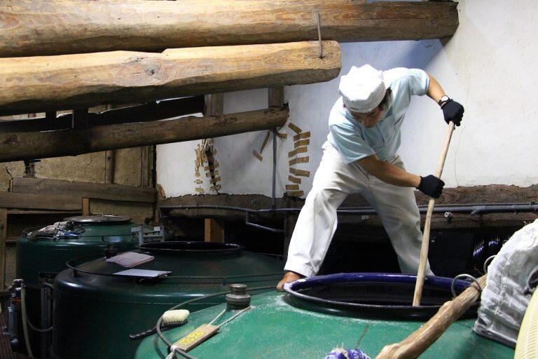 その年の気候やお米の出来具合、精米歩合などの違いにより、浸漬(しんせき)中はお米が吸水しすぎないよう限定吸水という方法を用い、秒単位で時間管理をおこなっています。