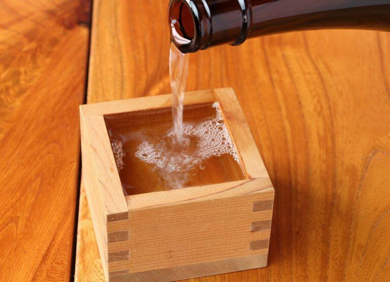 ドライな口当たりが地元で圧倒的な人気を誇っている超淡麗辛口で、スッキリとキレの良い味わいが自慢。