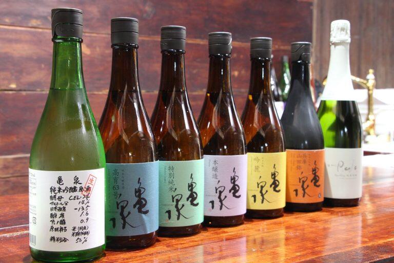 「亀泉酒造」にはメロンやバナナを思わせるフルーティーな香りの日本酒や、シャンパンのような発泡清酒、高知県産の生姜や小夏を使ったリキュールなども揃っていて、女性からの人気も高いのですよ!