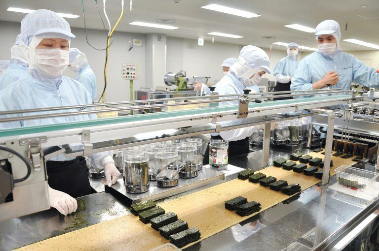 「かね岩海苔」の2つの工場では、製造ラインなどの多くをオートメーション化