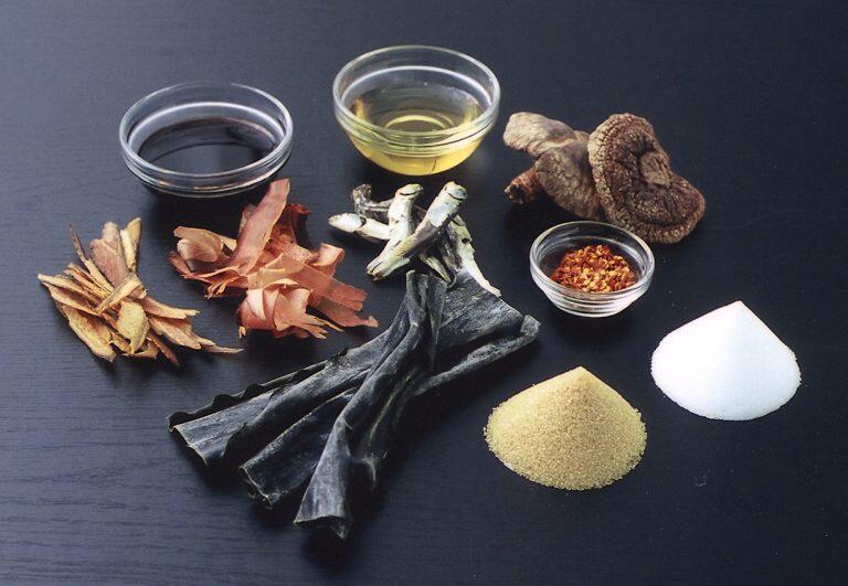 味の決め手となる味付だしは、土佐鰹・うるめ節・昆布・海老など、こだわりの素材から丁寧に煮出した天然だしに、丸大豆醤油・自然塩・天然粗糖などを合わせ、優しい味わいになるように調合