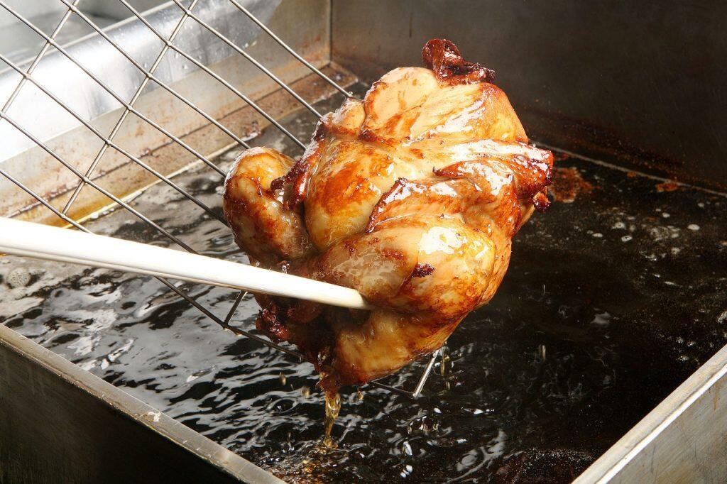 こんがり揚がった、きらきら輝く『まるっぽ鶏』が食欲をそそります