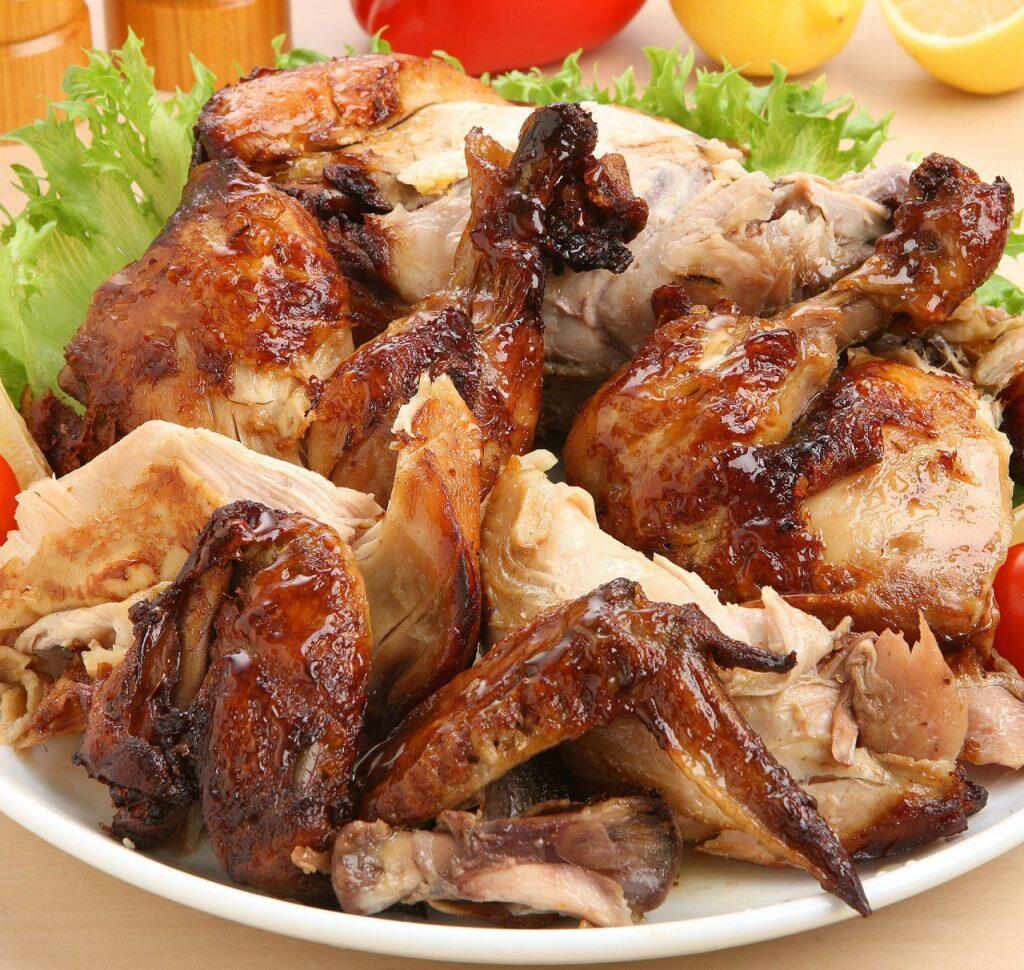 『和風ローストチキン まるっぽ鶏』はナイフやフォークを使わなくても、手で簡単にほぐせるほど柔らかく、ひと口食べれば、ジューシーでホロホロなお肉の旨味が口いっぱいに広がります