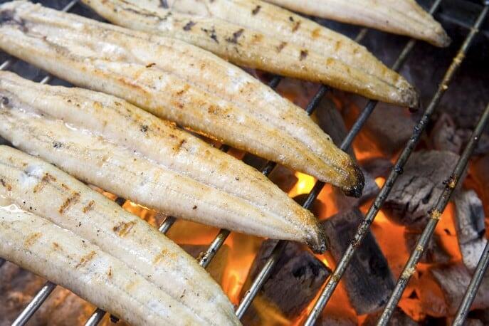 うなぎを皮面から身の順にじっくり丁寧に炭火焼