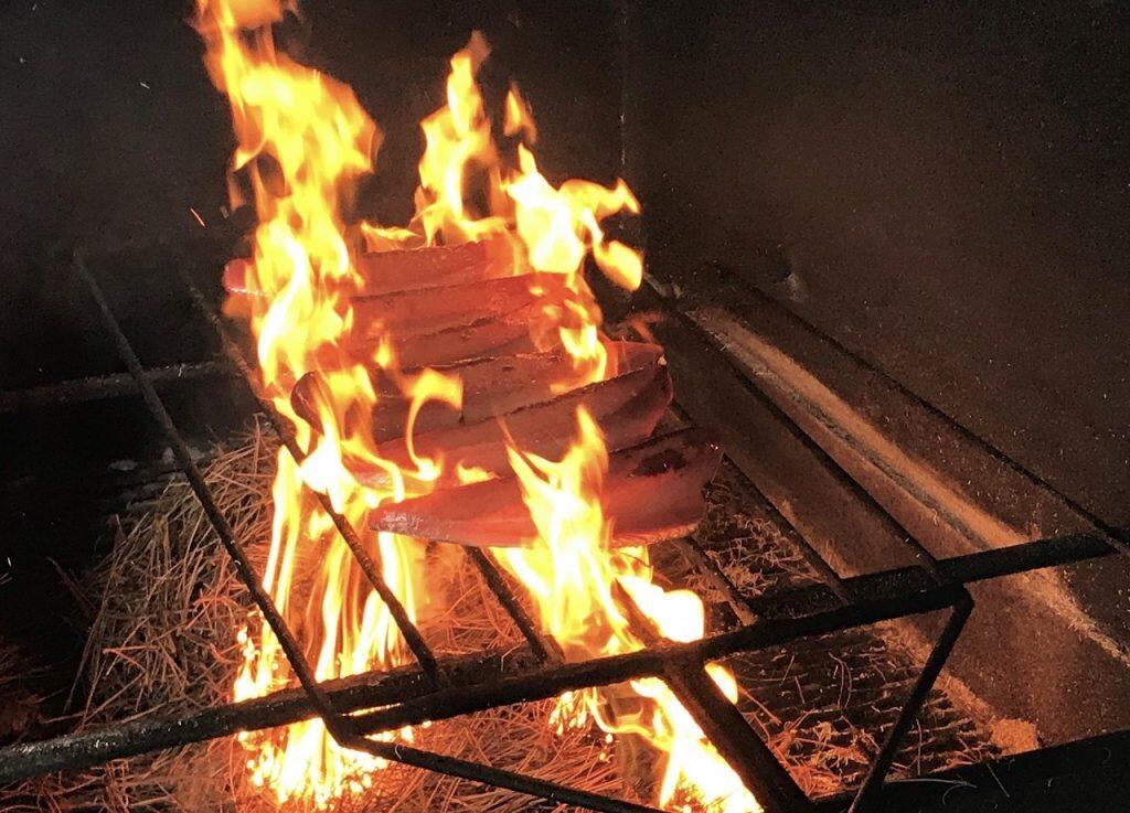 太平洋獲れの新鮮な鰹を土佐古来の松葉焼き