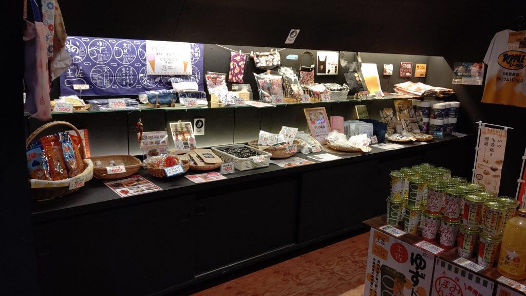 「高知アイス売店」の店内にはお土産物コーナー