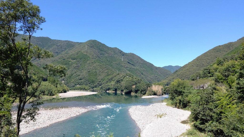 清流・仁淀川と雄大な山々