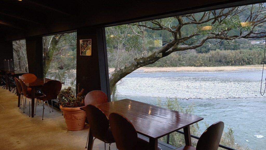 まるで切り取られた一枚の絵画のような、どこまでも続く青い空と川の流れ