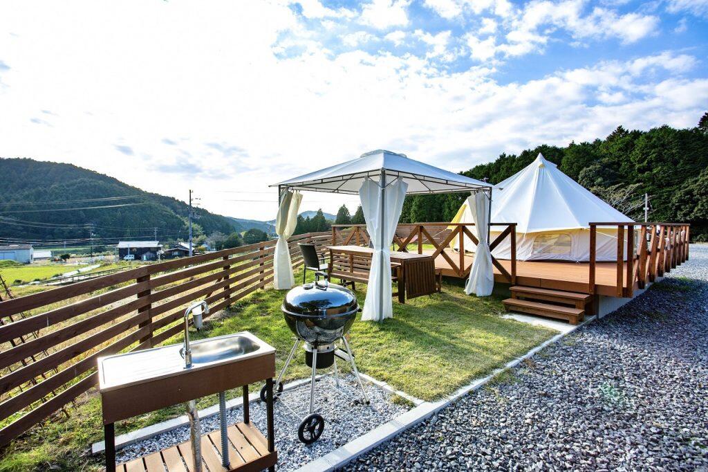 テーブルやベッドなどを完備した最大6名まで宿泊できる大型テント「スタンダードグランピング」