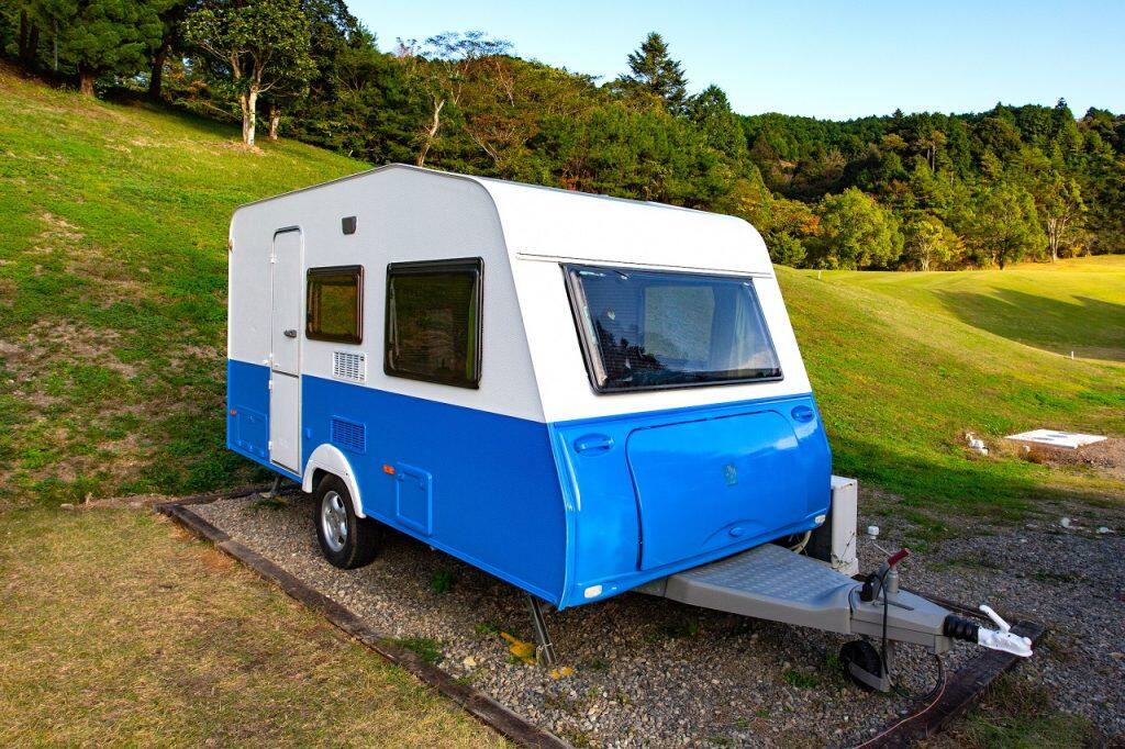 ドイツの老舗メーカー「クナウス・タバート」社製のグランピングトレーラー「トレーラーハウス」