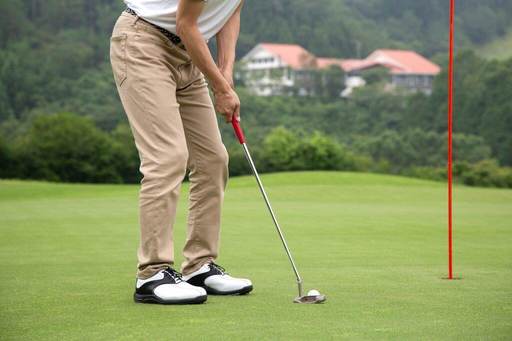 ゴルフ場に併設されているので、宿泊とゴルフの両方がお得なプランも