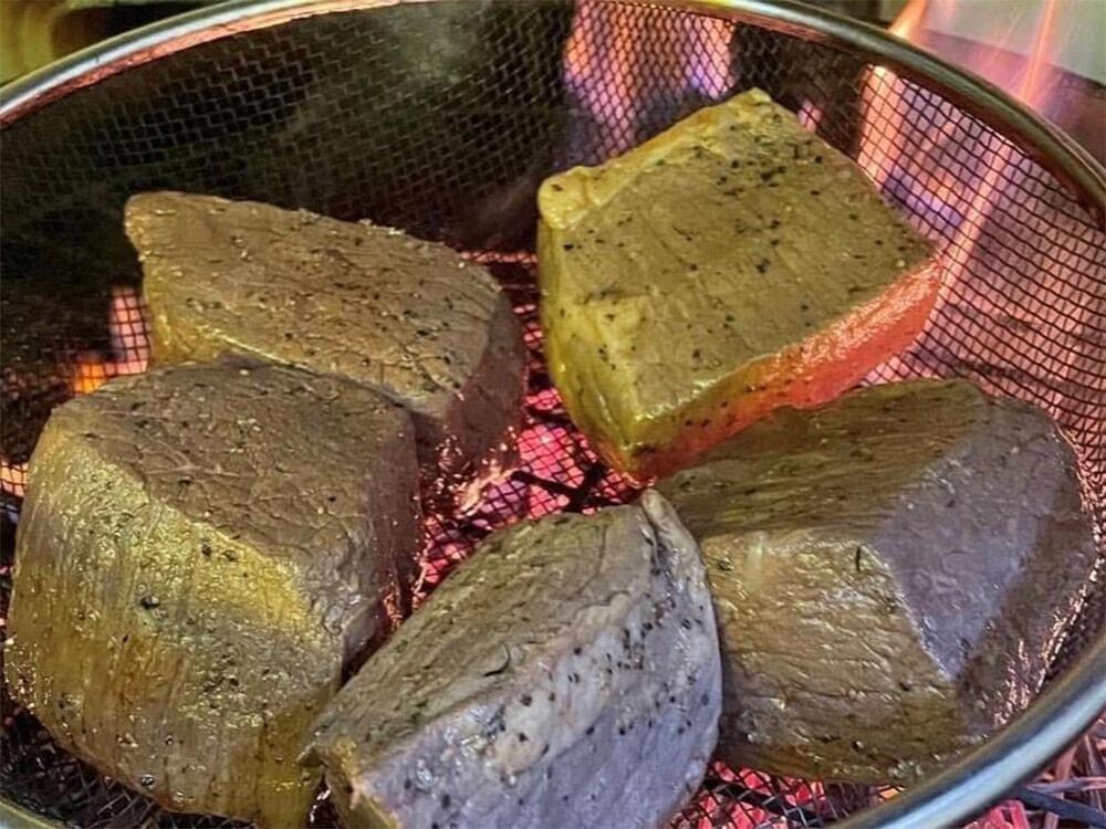 「土佐あかうし藁焼きローストビーフ」の藁焼きしている様子