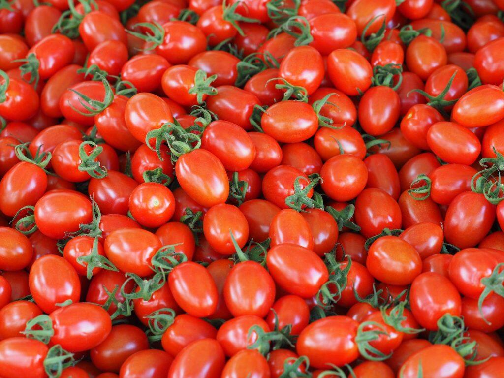 「日曜市」では、野菜や果物、山菜をはじめ、海産物や田舎寿司、スイーツやドリンク、木工品や骨董品、打刃物や植木などなど、さまざまなものが販売されています