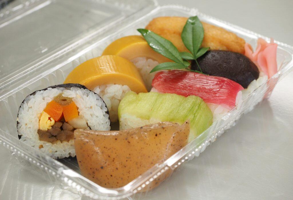 「日曜市」では、野菜や果物、山菜をはじめ、海産物や田舎寿司、スイーツやドリンク、木工品や骨董品、打刃物や植木などなど、さまざまなものが販売されています