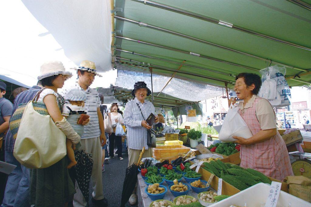 出店者の多くが生産者であるため、栽培方法や調理法、旬の情報まで、いろんな話を聞くこともできますよ。気さくな土佐人との楽しい会話や作り手の顔が見える「安心・安全」な商品が「日曜市」最大の魅力ですね