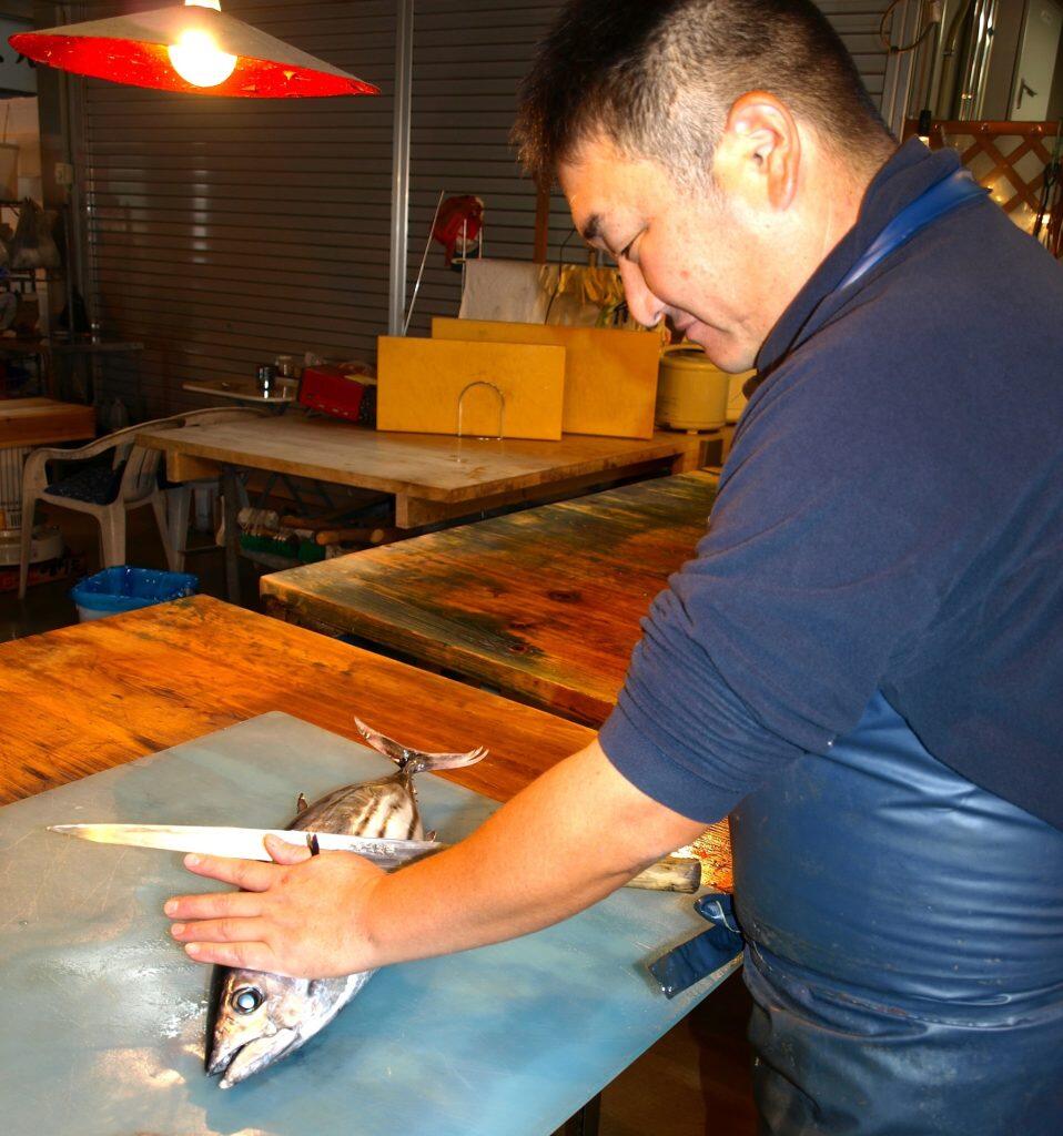 黒潮を回遊しながらたっぷりと餌を食べているので魚体も大きく、しっかりと脂がのったトロのように濃厚な味わいが楽しめます