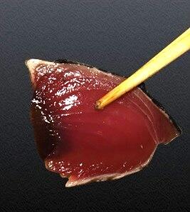 セットには鰹のタタキ専用のオリジナルポン酢やにんにくが入っているので、届いてすぐに頂けるのも嬉しいところ