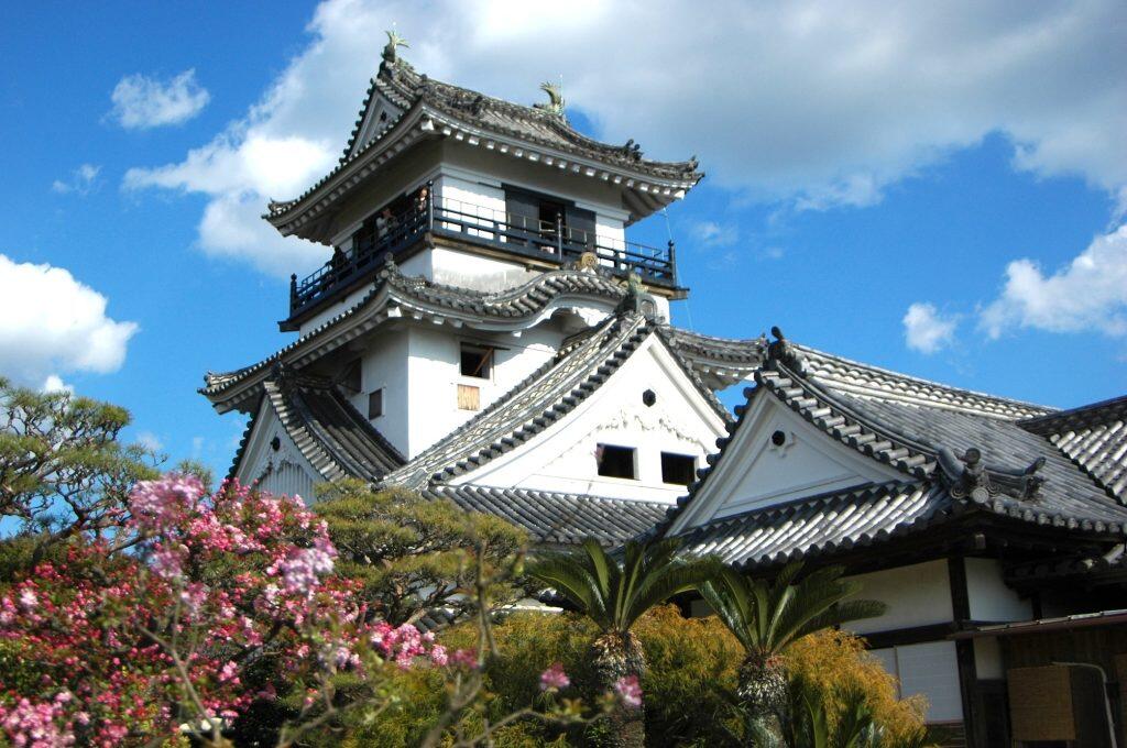 高知城の礎を築いた土佐藩初代藩主・山内一豊と妻・千代