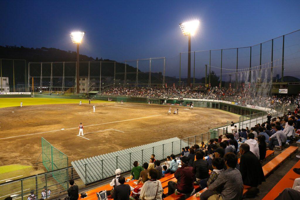 高知市野球場でのナイターは夕涼みスポットとしても大人気