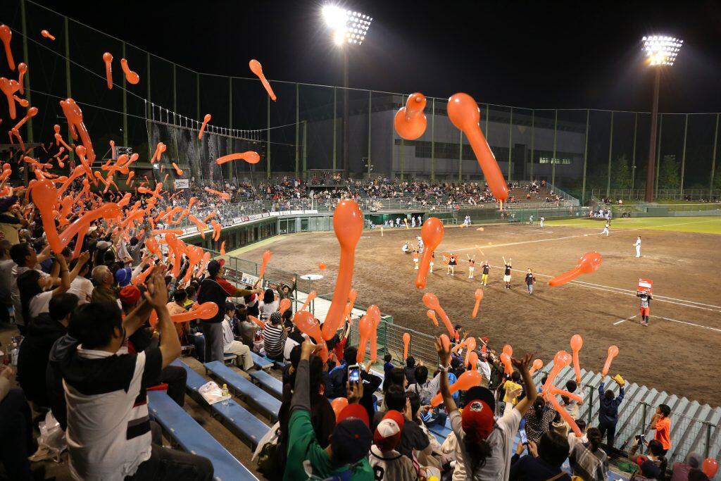 高知市野球場でのナイターは夕涼みスポットとしても大人気