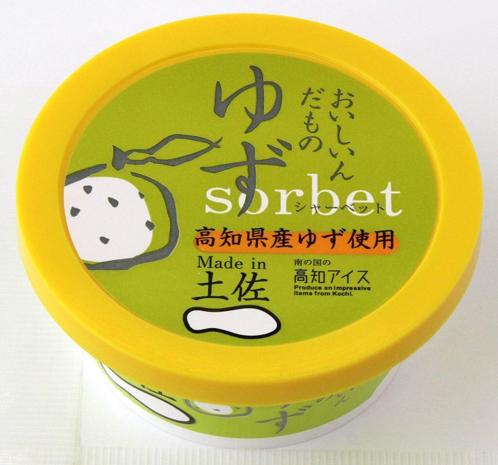 ゆず果汁はもちろん、果皮も加えた「ゆずシャーベット」は、爽やかなゆずの風味が魅力