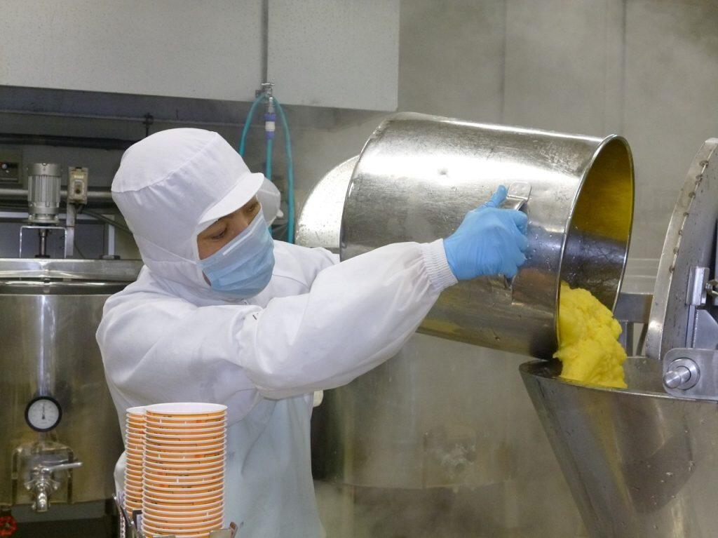 素材本来の香りや酸味、甘味を感じられるよう、濃縮還元ではなく搾った果汁をそのまま使用するストレート製法