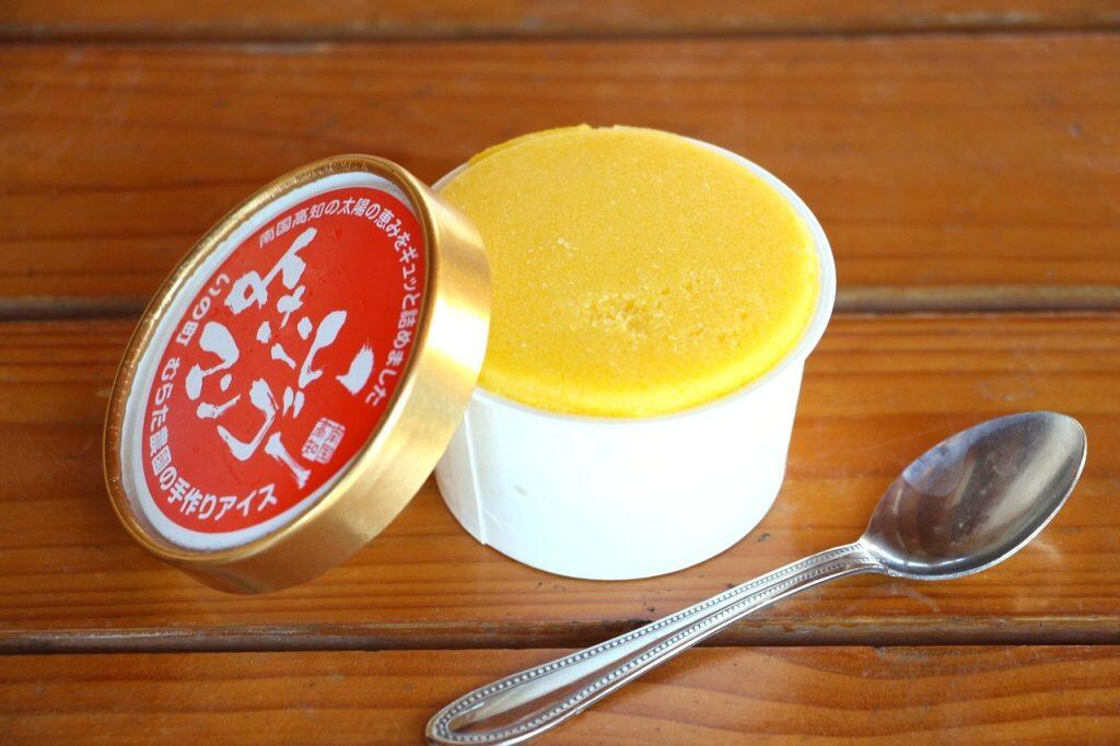 マンゴーが苦手な子供も虜したと評判の「よさこいマンゴー」は、高知で有名なアイスクリームメーカーが、その味わいに惚れ込み、商品化