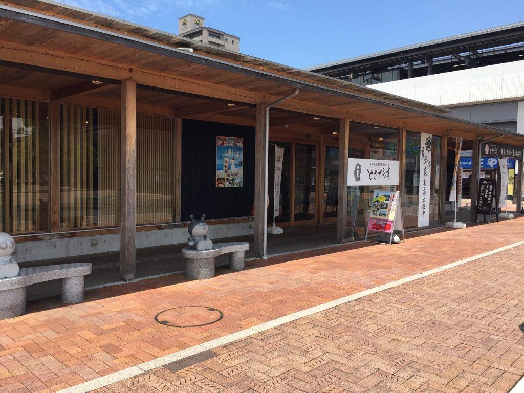 「こうち旅広場」の目印は、坂本龍馬、武市半平太、中岡慎太郎の見上げるほど大きな「三志士像」。高さ約8メートルもの幕末志士の像はすぐ目に付くき、待ち合わせや集合場所としてうってつけ。