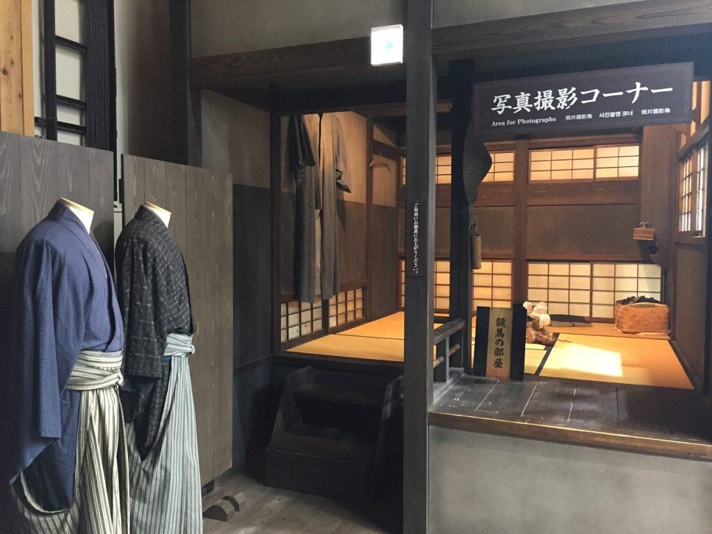 『「龍馬伝」幕末志士社中』には、大河ドラマ「龍馬伝」で使用された龍馬の生家セットが再現