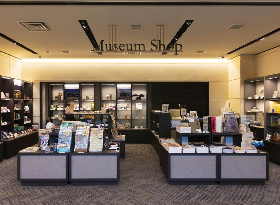 館内1階には、ミュージアムキャラクターの「やまぴょん」や収蔵資料をモチーフにしたオリジナルグッズ、県産品グッズなどを販売しているミュージアムショップ