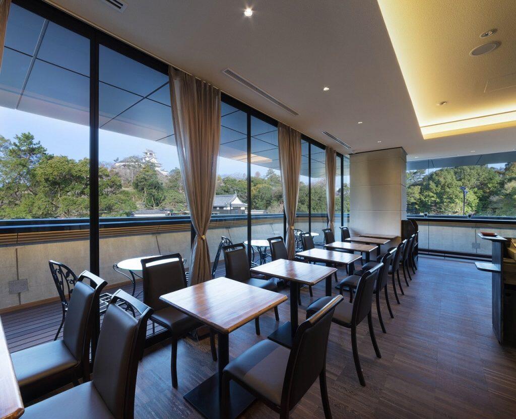 2階には高知城を眺めながら土佐の食材を活かした料理や軽食などを楽しめるテラス付き喫茶室