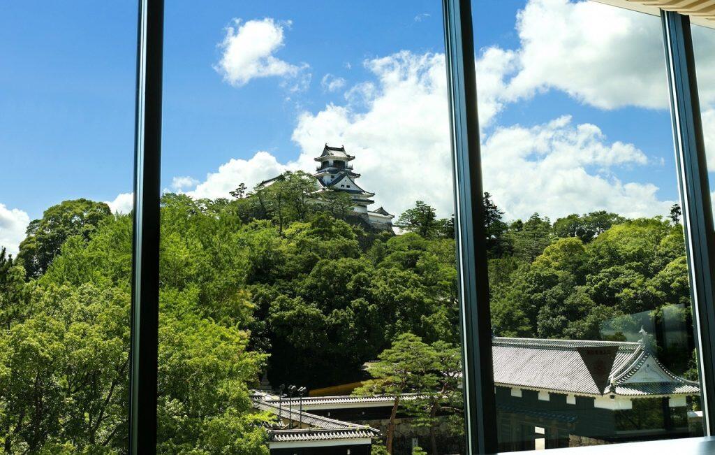 土佐藩初代藩主・山内一豊により創建されて以来、約400年余りの歴史を持つ高知城。天守が現存している12城のひとつで、本丸御殿も完存する全国唯一のお城です。