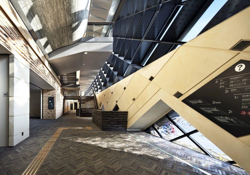 「高知城歴史博物館」は、国宝や重要文化財を含む約67,000点に及ぶ山内家伝来の古文書や典籍、武具や茶道具といった美術工芸品など、土佐藩・高知県ゆかりの歴史資料を収蔵。