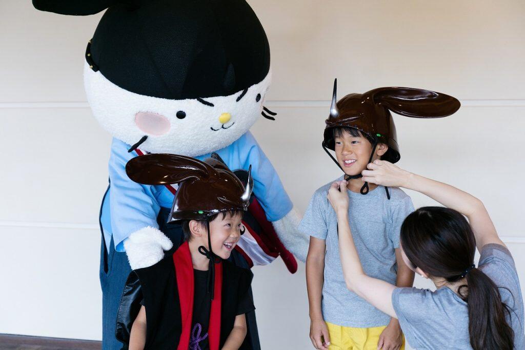 体験コーナーでは、実物そっくりの兜や陣羽織を実際に身につけることができ、高知城をバックに記念撮影をすれば戦国武将の気分を体感できます