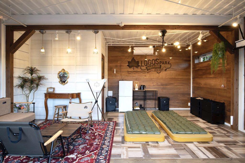 コンテナハウスでは寝袋やチェアなど、LOGOSのアイテムを実際に使うことができる