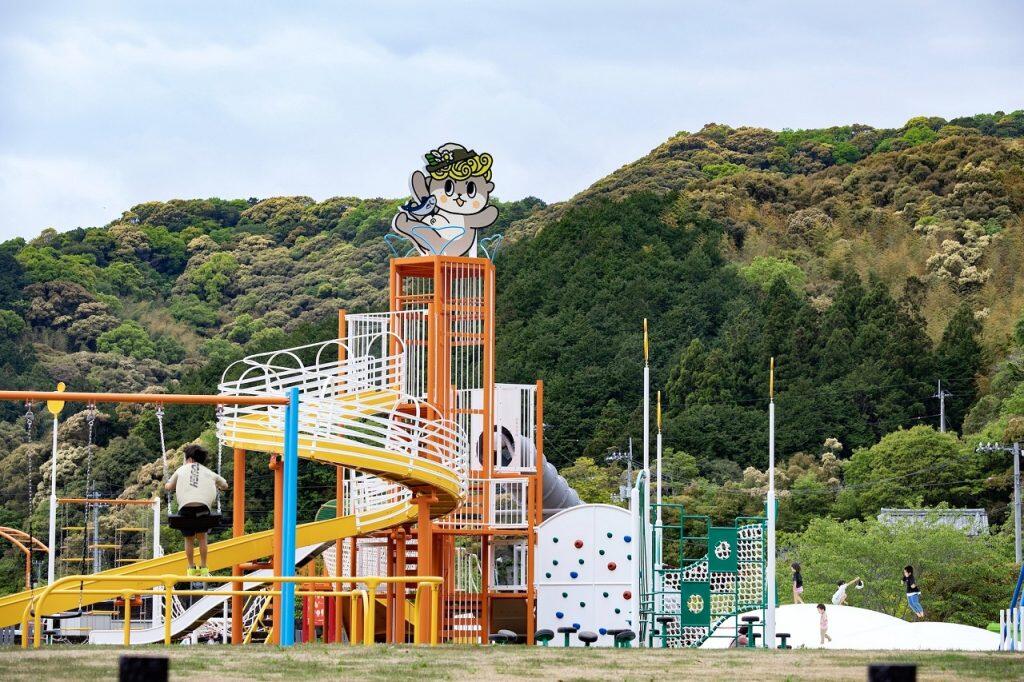 パーク内入ってすぐのメイプル広場は、雲の上で遊んでいるような不思議な感覚のトランポリンや小さなお子様でも遊べるブランコ・すべり台などわくわくしちゃう遊具がいっぱい