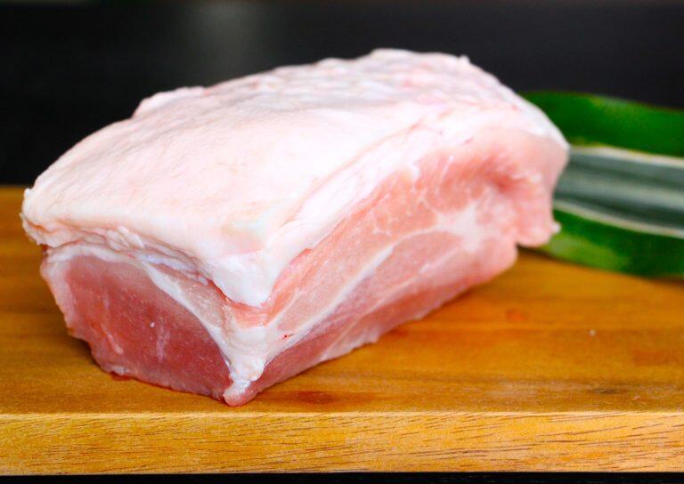 「小松農場」で育てられた豚は、さっぱりとしたキレイな脂肪にジューシーな旨味