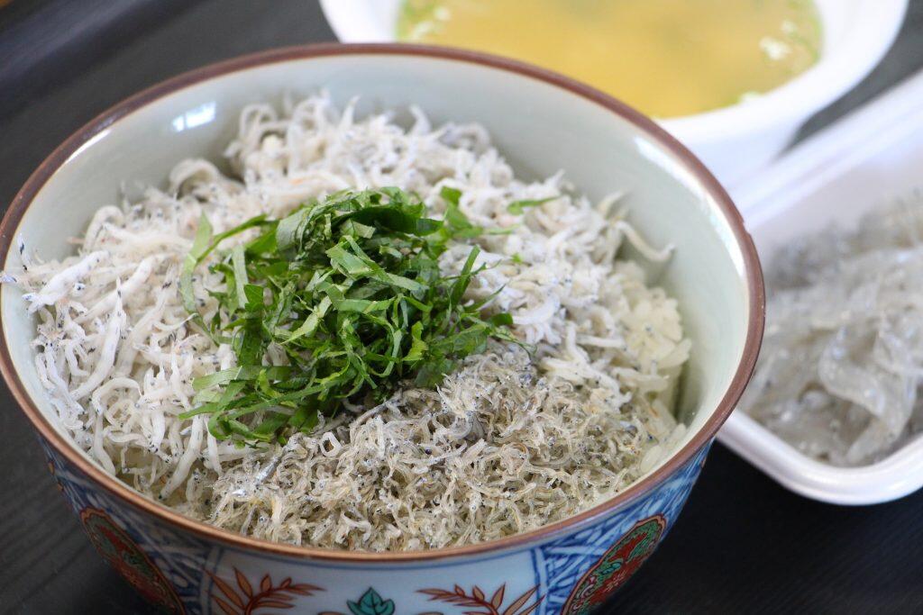 ちりめんじゃこ乗せ放題!ワンコインの絶品ちりめん丼!